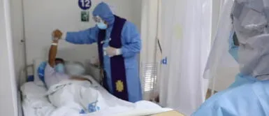 Hospital Almenara: Sacerdote bendice a los pacientes COVID-19 Hospital Almenara: Sacerdote bendice a los pacientes COVID-19