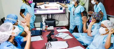 Conmovedoras escenas del personal médico tras llegada de vacunas al Perú Conmovedoras escenas del personal médico tras llegada de vacunas al Perú