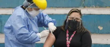 Ministra Astete afirma que se vacunará a los extranjeros residentes en el Perú Ministra Astete afirma que se vacunará a los extranjeros residentes en el Perú