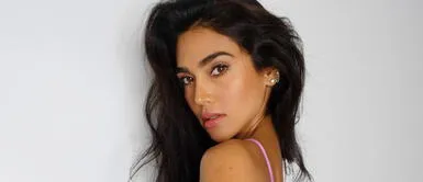 Vania Bludau muestra el glamour del animal print en un moderno bikini de piel de serpiente Vania Bludau muestra el glamour del animal print en un moderno bikini de piel de serpiente