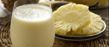 Recarga de energía tus mañanas con un delicioso batido de piña y avena Recarga de energía tus mañanas con un delicioso batido de piña y avena