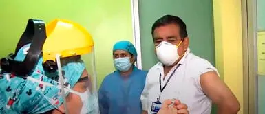 Director del Hospital San Bartolomé recibe primera dosis de vacuna china Director del Hospital San Bartolomé recibe primera dosis de vacuna china