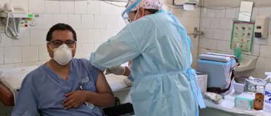 Médico intensivita se emociona hasta las lágrimas tras recibir vacuna china Médico intensivita se emociona hasta las lágrimas tras recibir vacuna china