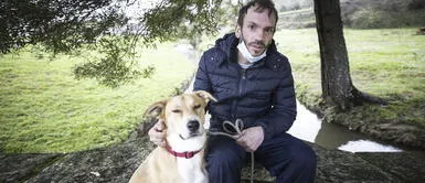 Hombre sin hogar se niega cambiar a su perrita por una casa Hombre sin hogar se niega cambiar a su perrita por una casa