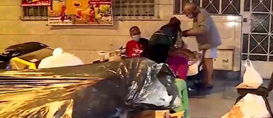 Desalojan a toda una familia de personas vulnerables por no pagar alquiler: “No tenemos donde ir” Desalojan a toda una familia de personas vulnerables por no pagar alquiler: “No tenemos donde ir”