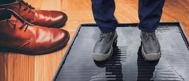 Desinfectar zapatos y otros protocolos que no funcionan contra la COVID-19 Desinfectar zapatos y otros protocolos que no funcionan contra la COVID-19