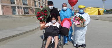 Mujer vence a la COVID-19 y su esposo la recibe con flores y peluche en Áncash Mujer vence a la COVID-19 y su esposo la recibe con flores y peluche en Áncash