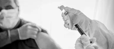 Joven cuenta que perdió a su padre por COVID-19 mientras políticos se vacunaban en secreto Joven cuenta que perdió a su padre por COVID-19 mientras políticos se vacunaban en secreto