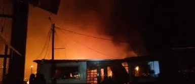 Loreto: Rayo provoca incendio en discoteca que funcionaba en pleno toque de queda Loreto: Rayo provoca incendio en discoteca que funcionaba en pleno toque de queda