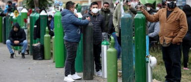 Familias denuncian revendedores de oxígeno y colas: "Es triste verlos llorar cuando se enteran que su ser querido murió" Familias denuncian revendedores de oxígeno y colas: "Es triste verlos llorar cuando se enteran que su ser querido murió"