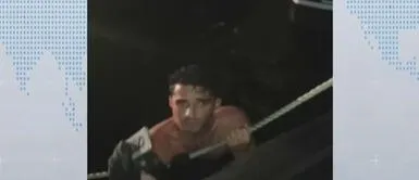 Joven salta al mar desde yate y comienza a nadar para escapar de la policía Joven salta al mar desde yate y comienza a nadar para escapar de la policía