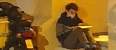 España: Repartidor estudia debajo de un poste y se vuelve viral España: Repartidor estudia debajo de un poste y se vuelve viral