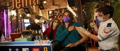 Israel: "bar de las vacunaciones" inmuniza a los jóvenes a cambios de cervezas gratis Israel: "bar de las vacunaciones" inmuniza a los jóvenes a cambios de cervezas gratis