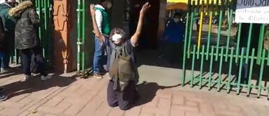 México: Hombre se persigna y agradece de rodillas tras ser vacunado contra la COVID-19 México: Hombre se persigna y agradece de rodillas tras ser vacunado contra la COVID-19