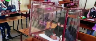 Bolivia: Maestra invierte su sueldo para comprar cubículos contra la COVID-19 Bolivia: Maestra invierte su sueldo para comprar cubículos contra la COVID-19