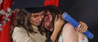 Joven usa uniforme de limpieza en su graduación para homenajear a su mamá Joven usa uniforme de limpieza en su graduación para homenajear a su mamá