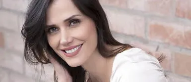 Maju Mantilla refleja estilismo en un inmaculado y versátil bikini con efecto estilizante Maju Mantilla refleja estilismo en un inmaculado y versátil bikini con efecto estilizante