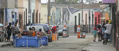 Fiscalizadores son asaltados y arrojados a piscina en Cercado de Lima Fiscalizadores son asaltados y arrojados a piscina en Cercado de Lima
