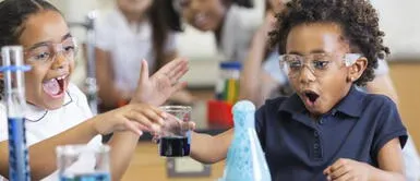 Diviértete aprendiendo experimentos en las clases gratuitas de la Municipalidad de Lima Diviértete aprendiendo experimentos en las clases gratuitas de la Municipalidad de Lima