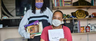 Madre limpia casa para conseguir útiles escolares para sus hija Madre limpia casa para conseguir útiles escolares para sus hija