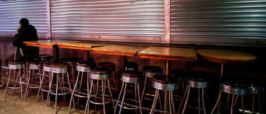 Dueño de bar paga por un año sueldo a sus empleados, pero estos ya tenían otro empleo Dueño de bar paga por un año sueldo a sus empleados, pero estos ya tenían otro empleo