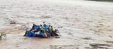 Padre cae de una balsa junto a su bebé: "Tuve que soltarlo. Era él o yo. Estoy destruido" Padre cae de una balsa junto a su bebé: "Tuve que soltarlo. Era él o yo. Estoy destruido"