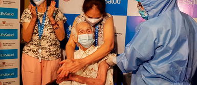 COVID-19 en Perú: Mujer 104 años es la primera adulta mayor en recibir vacuna de Pfizer Mujer de 104 años es la primera adulta mayor en ser vacunada contra la COVID-19 en el país