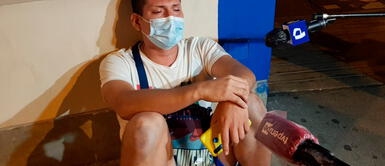 COVID-19 Perú: Policía vende auto reza y llora por cama UCI en hospital Rebagliati para su padre Policía vende su auto para comprar oxígeno y salvar a su padre con COVID-19