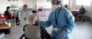 “Vacúnense, se los ruego”: Pareja de ancianos se vacunó en el Hogar Canevaro “Vacúnense, se los ruego”: Pareja de ancianos se vacunó en el Hogar Canevaro