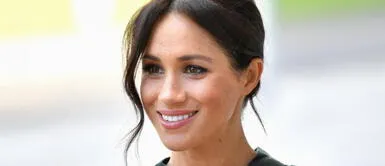 Meghan Markle y vestido tropical Meghan Markle lleva la moda tropical en un elocuente vestido fluido