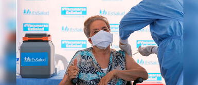 COVID-19: EsSalud vacunó con Pfizer a 400 ancianos de 85 años contra coronavirus EsSalud inmunizó a 400 personas adultas mayores de 85 años contra la COVID-19