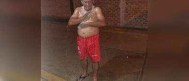 Vecinos de Tumbes aprovechan las lluvias para bañarse como señal de protesta Tumbes: Vecinos "aprovechan" la lluvia para "bañarse" en vía pública como señal de protesta