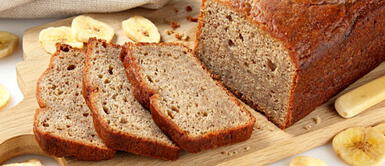 Pan de plátano fácil de preparar ¿Te quedaron plátanos de la semana? ¡No los botes y conviértelos en el pan más saludable!
