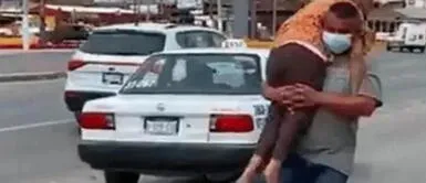 Hombre cargó a su madre para llevarla a centro de vacunación contra la COVID-19 México: Hombre lleva en hombros a su madre para que sea inoculada contra la COVID-19