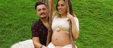 Aída Martínez ya tiene a su pequeña entre sus brazos. Aída Martínez comparte la intensa experiencia de dar a luz bajo el agua