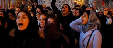 Cuatro hombres son ahorcados en Irán por violar a una mujer frente a su esposo Irán ejecuta en la horca a cuatro hombres que violaron a una mujer