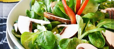 Ensalada de champiñones, tocino y espinacas Ensalada de espinacas, tocino y champiñones: ¡La mejor compañía para tus almuerzos!