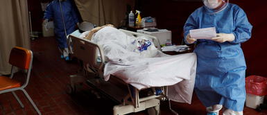 Imagen referencial de una mujer embarazada con COVID-19 mientras es atendida en el Instituto Perinatal de Lima. Foto: Paolo Aguilar / EFE Gestante de 6 meses con 50% de sus pulmones afectados busca cama UCI