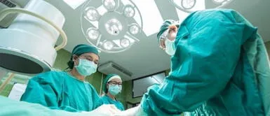 Denuncian que mujer quedó en coma tras dar a luz a mellizas en hospital María Auxiliadora Denuncian que mujer quedó en coma tras dar a luz a mellizas en hospital María Auxiliadora