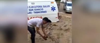 Pobladores retiraron piedras e impidieron que el vehículo sea arrastrado por la corriente de agua Cajamarca: pobladores impidieron que huaico arrastre ambulancia