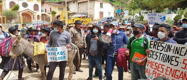 Pobladores de Huaribamba piden la vacancia del alcalde Mario Rivera Huancavelica: Pobladores protestan contra alcalde distrital por su mala gestión