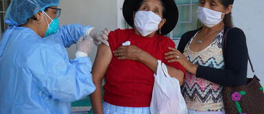 Adultos mayores de 80 años han sido priorizados para recibir la vacuna contra la COVID-19. Vacuna covid-19: Mira AQUÍ el padrón de EsSalud del tercer grupo de adultos mayores que será vacunado