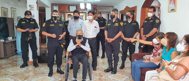 Ángel Augusto Cruz Salazar, de 105 años, héroe de la Guerra contra el Ecuador de 1941, se convirtió en el primer policía retirado en recibir la dosis de la vacuna contra el coronavirus (COVID-19) Héroe de la Guerra contra Ecuador es el primer policía en retiro en ser vacunado contra la COVID-19