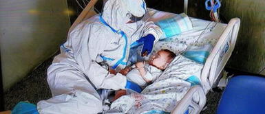 Madre del bebé de 7 meses quedó agradecida con el personal de salud Italia: enfermera juega con un bebé en estado crítico por COVID-19 para animarlo