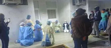 Personal de Salud de un hospital de Venezuela protagonizaron una conmovedora oración “Solo nos queda orar”: médicos se arrodillan para que Dios sane a sus pacientes con COVID-19