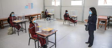 Ministro de Educación aclara que profesores no serán vacunados en el corto plazo Ministro de Educación aclara que profesores no serán vacunados en el corto plazo