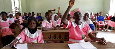 Nigeria: Mujer de 50 años asiste a la escuela para aprender a leer y escribir Nigeria: Mujer de 50 años asiste a la escuela para aprender a leer y escribir