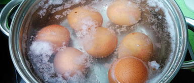 Aprende cómo sancochar huevos correctamente. Conoce la razón por la que debes sancochar los huevos con bicarbonato de sodio, VIDEO