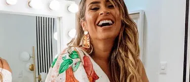 Ethel Pozo luce vestido camisero rojo de efecto satinado Ethel Pozo revela el poder del vestido rojo de satén para un outfit sofisticado y moderno