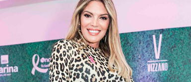 Jessica Newton exhibe estilo boho con reluciente bikini de lentejuelas Jessica Newton exhibe la elegancia de las lentejuelas en reluciente bikini negro